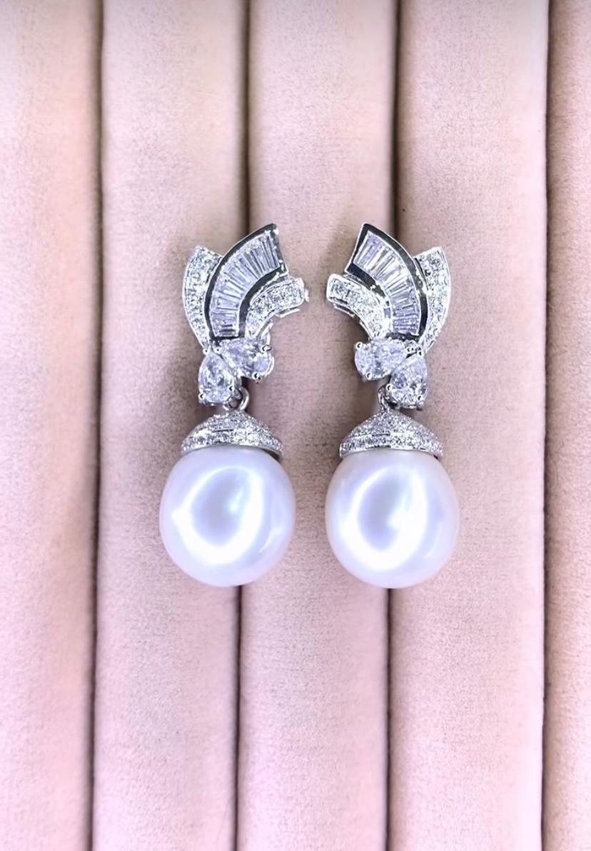 Uno squisito orecchino con perle dei mari del sud e diamanti, dal design raffinato e sofisticato.
Le perle sono l'emblema dell'eleganza e della classe, perfette per qualsiasi occasione formale o come aggiunta senza tempo alla tua collezione di