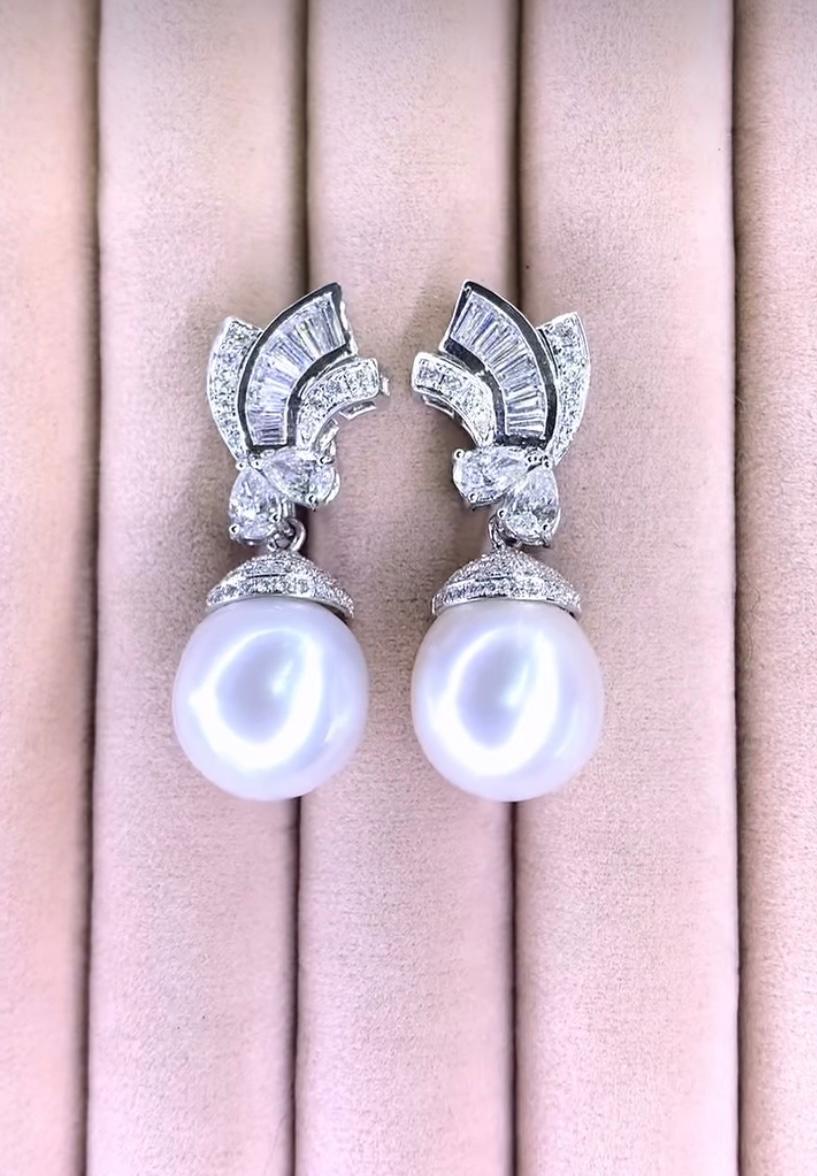Donna Orecchini in oro 18 carati con perle dei mari del sud certificate GIT e 2,90 carati di diamanti in vendita