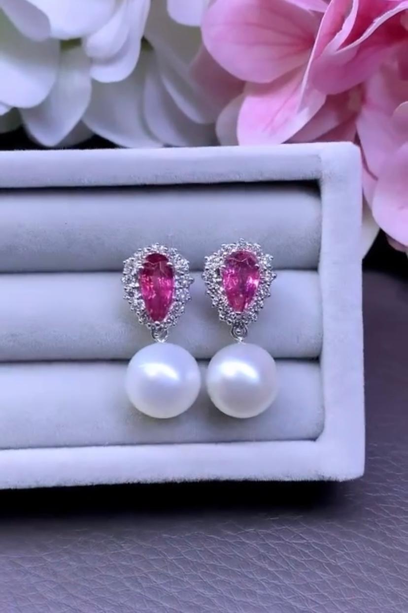 Boucles d'oreilles luxueuses composées de perles des mers du Sud, de tourmaline, de rubellite et de diamants.
Une paire unique combinée avec la tourmaline et les diamants, ce qui les rend si attrayants, et crée un mélange harmonieux de la beauté