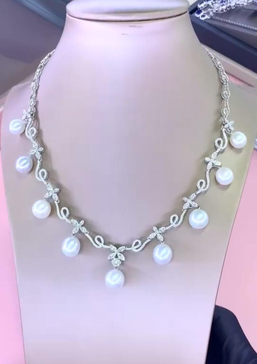 Un'esclusiva collana di perle e diamanti dei mari del sud.
Le perle incarnano l'eleganza, emanano un fascino delizioso e invitano a una creatività senza fine.
Le perle completano perfettamente il tuo ensemble quotidiano, aggiungendo un tocco di