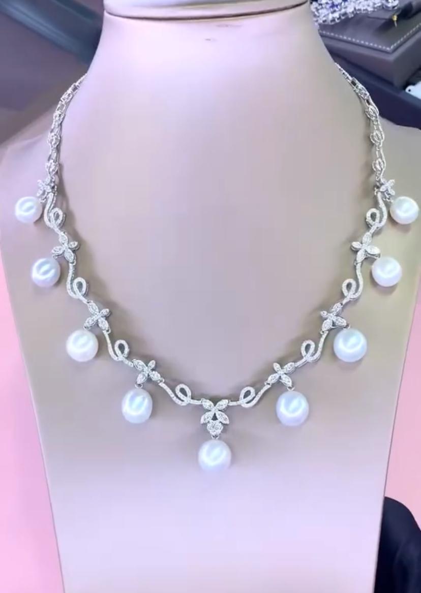 Taglio rotondo Collana in oro 18 carati con perle dei mari del sud certificate GIT e 3,20 carati di diamanti in vendita