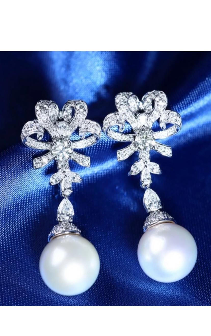 Uno squisito orecchino con perle dei mari del sud e diamanti dal design raffinato ed elegante.
Eleva la tua bellezza senza tempo e aggiungi un tocco di charme e raffinatezza al tuo look.
Gli orecchini Whiting sono realizzati in oro 18 carati con