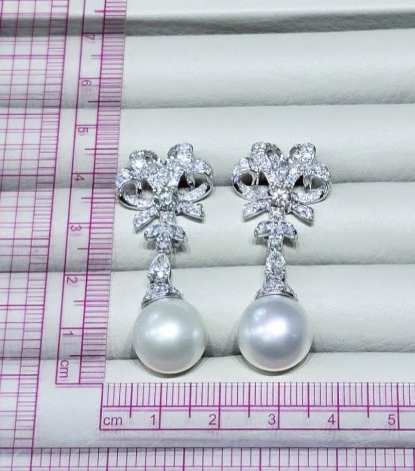 Taglio rotondo Orecchini in oro 18 carati con perle dei mari del sud certificate GIT e 3,40 carati di diamanti in vendita