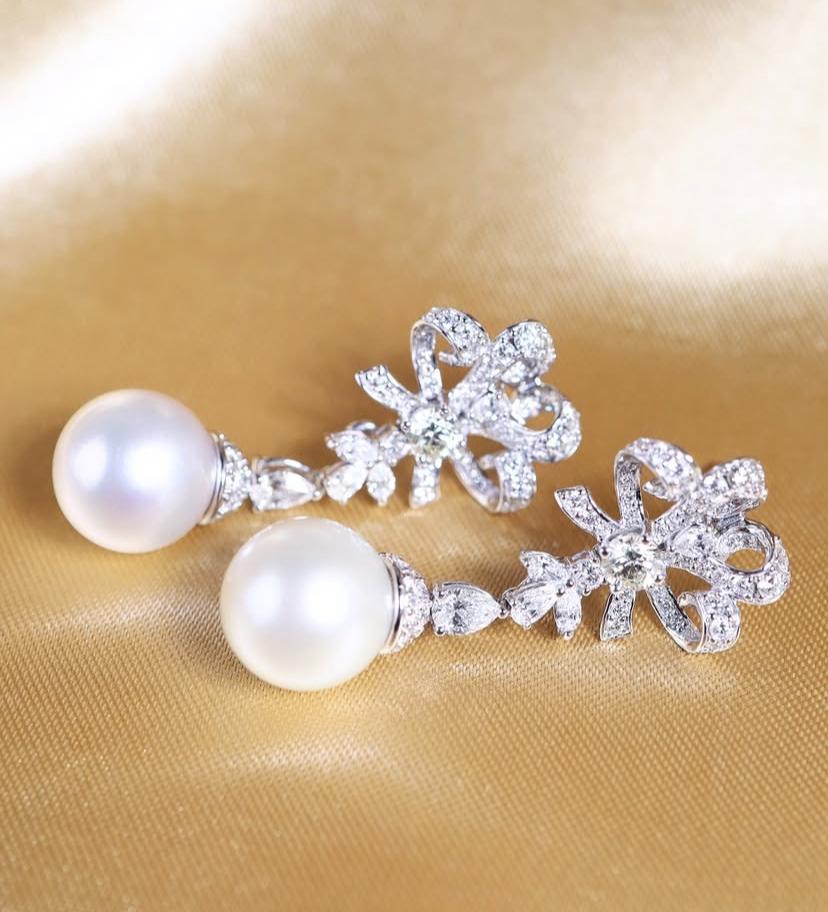 Donna Orecchini in oro 18 carati con perle dei mari del sud certificate GIT e 3,40 carati di diamanti in vendita