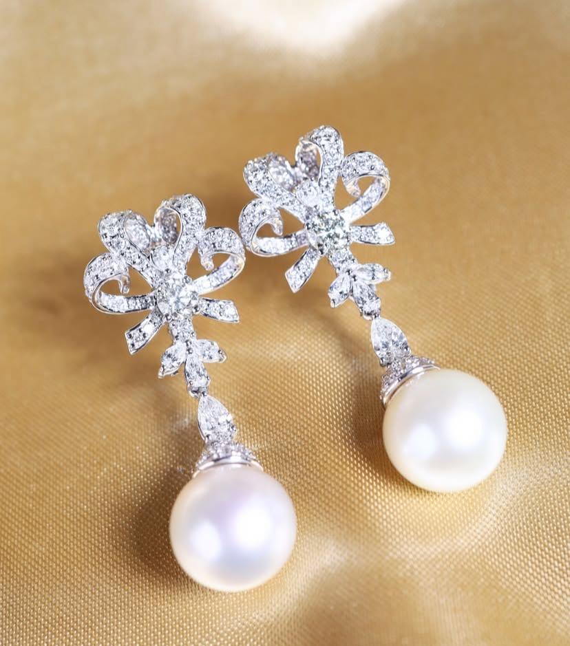 Orecchini in oro 18 carati con perle dei mari del sud certificate GIT e 3,40 carati di diamanti in vendita 1