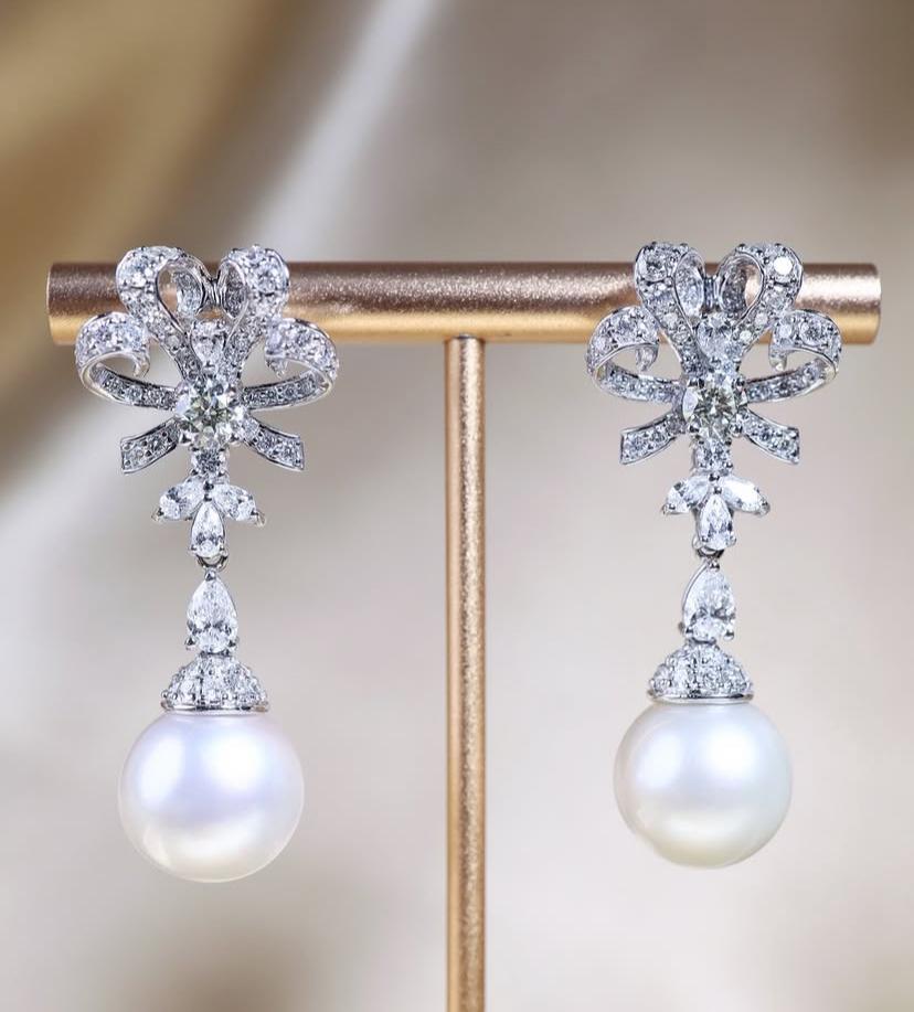 Orecchini in oro 18 carati con perle dei mari del sud certificate GIT e 3,40 carati di diamanti in vendita 3