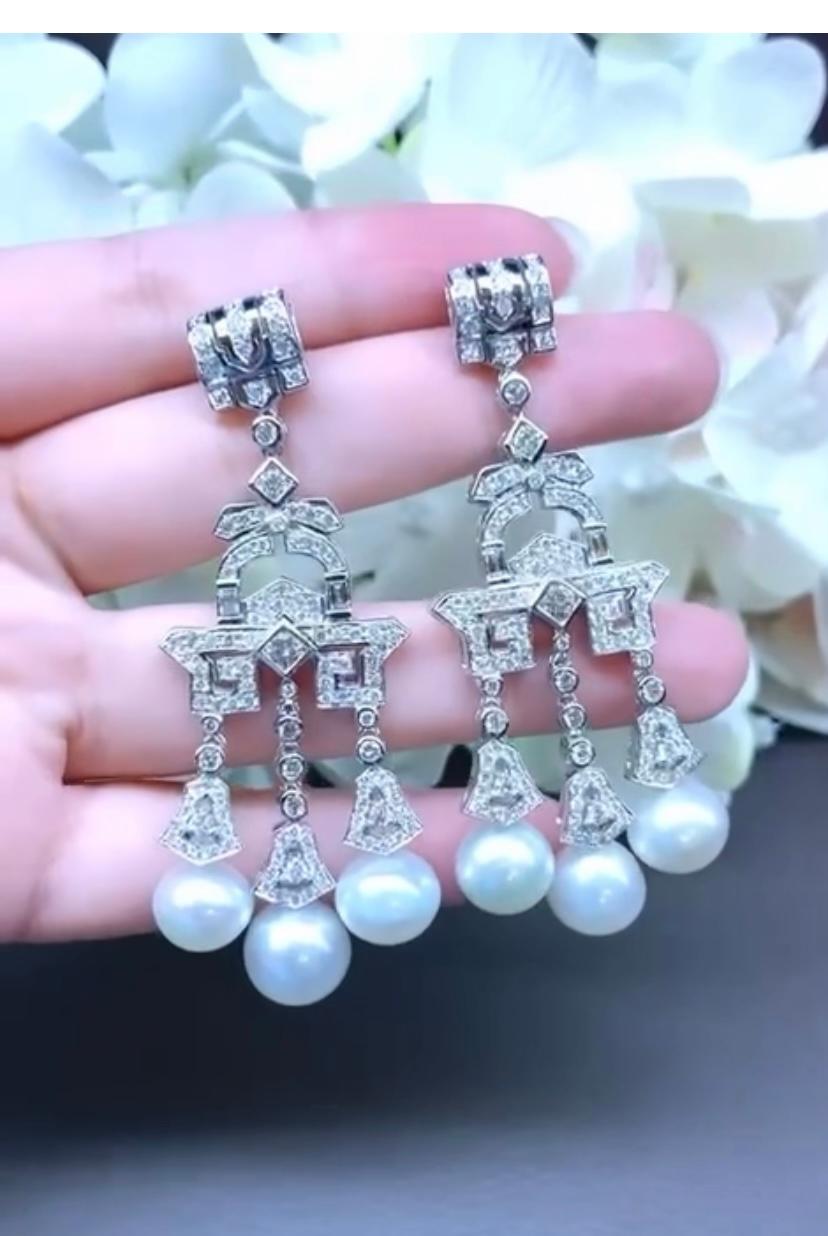 An exceptional  pair of earrings in Art Deco design, so  luxurious and sophisticated style, by Italian designer, a very piece of art.
Earrings come in 18k gold with 6 pieces of untreated South Sea Pearls of about 10-11 mm , excellent quality, and