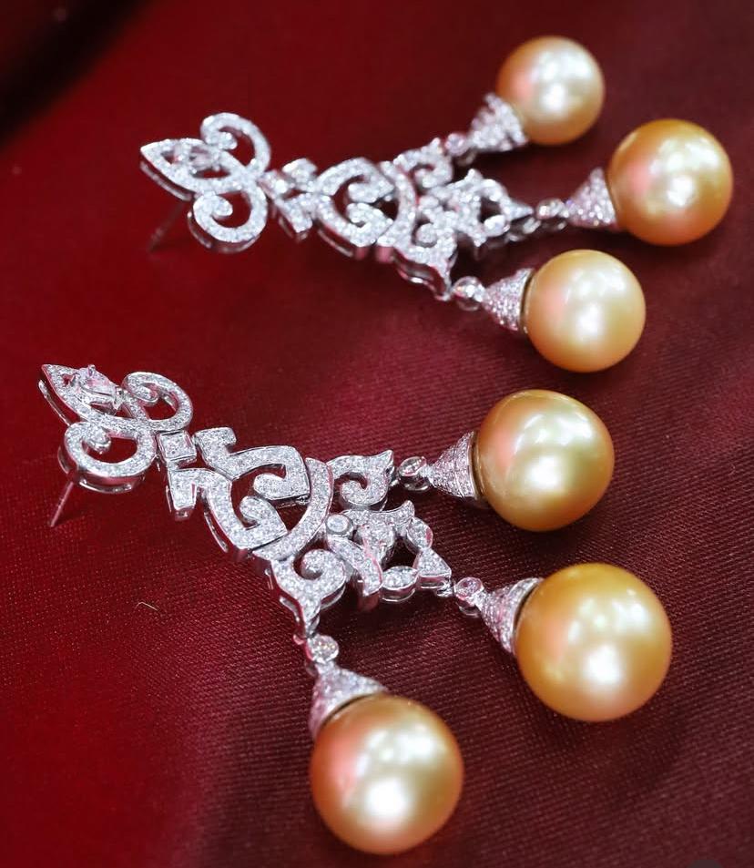 Eine exquisite Südsee Perlen und Diamanten Ohrringe , in komplizierten und besonderen Design.
Erhöhen Sie Ihre zeitlose Schönheit und verleihen Sie Ihrem Look einen Hauch von Charme und Klasse.
Wunderschöne Ohrringe aus 18k Gold mit 6 Stück