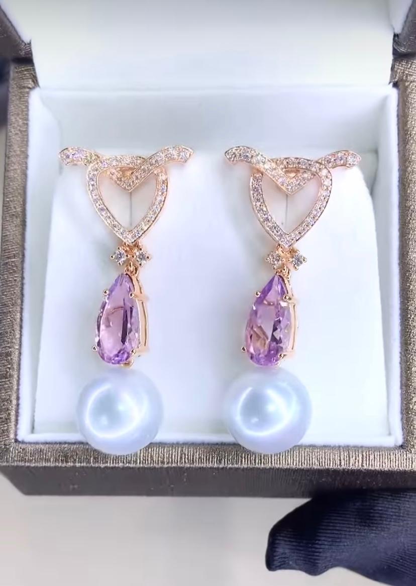 Un esclusivo orecchino con perle dei mari del sud, ametista e diamanti, dal design elegante e raffinato.
Abbellisci il tuo corpo e aggiungi un tocco di classe e raffinatezza al tuo look.
Gli splendidi orecchini sono realizzati in oro 18 carati con 2