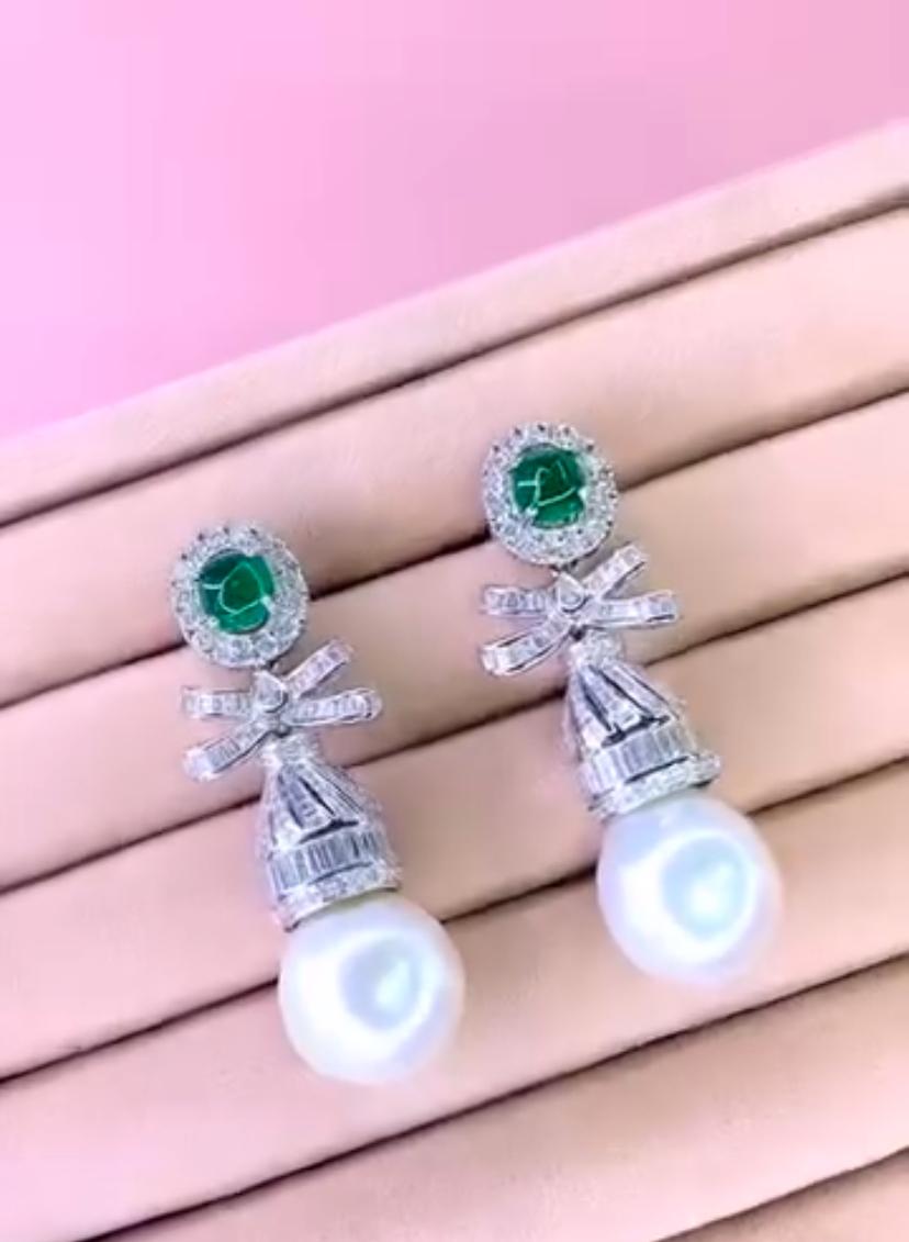 Boucles d'oreilles exquises en perles des mers du Sud, émeraudes et diamants, au design complexe, si élégant et particulier.
Rehaussez votre beauté intemporelle et ajoutez une touche de charme et de sophistication à votre look.
Magnifiques boucles