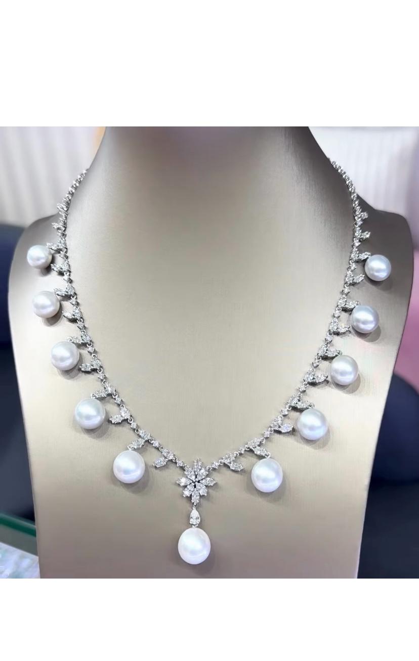 Un collier exquis de perles des mers du Sud et de diamants au design élégant et raffiné, réalisé avec une attention particulière à tous les détails, cette pièce évoque un sens du luxe et fait une déclaration audacieuse.
Rehaussez votre beauté