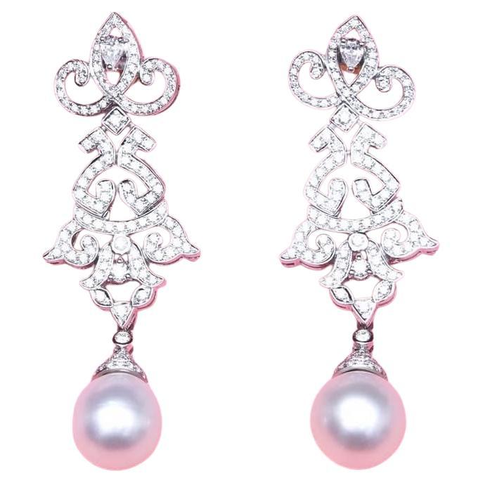 Setzen Sie ein mutiges Statement mit diesen außergewöhnlichen Südseeperlen-Kronleuchter-Ohrringen, einem exklusiven Design mit glänzenden weißen Perlen, schimmernden natürlichen Diamanten und strahlendem 18-karätigem Weißgold mit einzigartigem