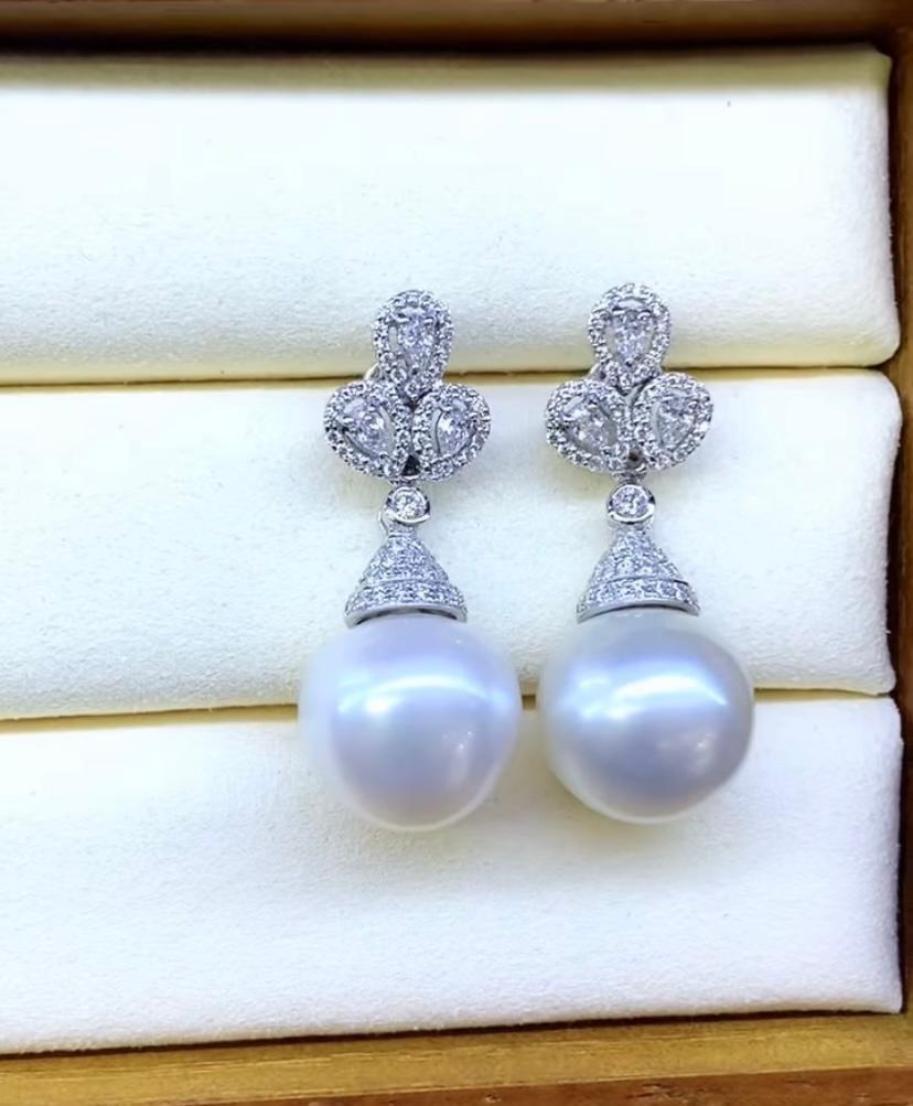 Incredible intoxicating metallic luster of such exquisite South Sea Pearls . Unparalleled quality!
White South Sea Pearls are highly prized for their exquisite beauty and elegance . Their lustrous appearance adds a touch of sophistication to any