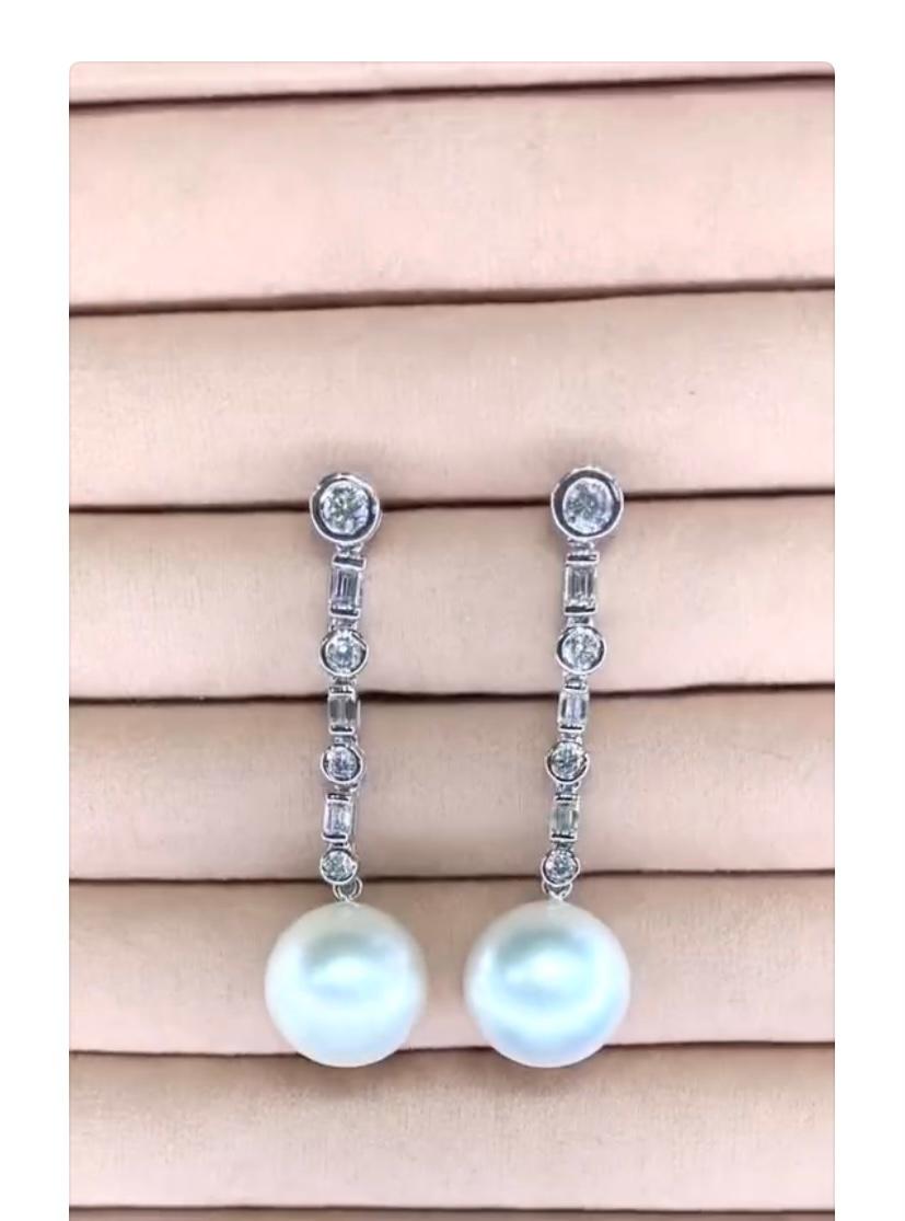 Introducing South Sea Pearls and Diamonds earrings, in modern and essential design, so glamour and chic style.
This exquisite combination symbolizes grace, luxury and an enchanting aura that illuminates even wearer, leaving a lasting impression
