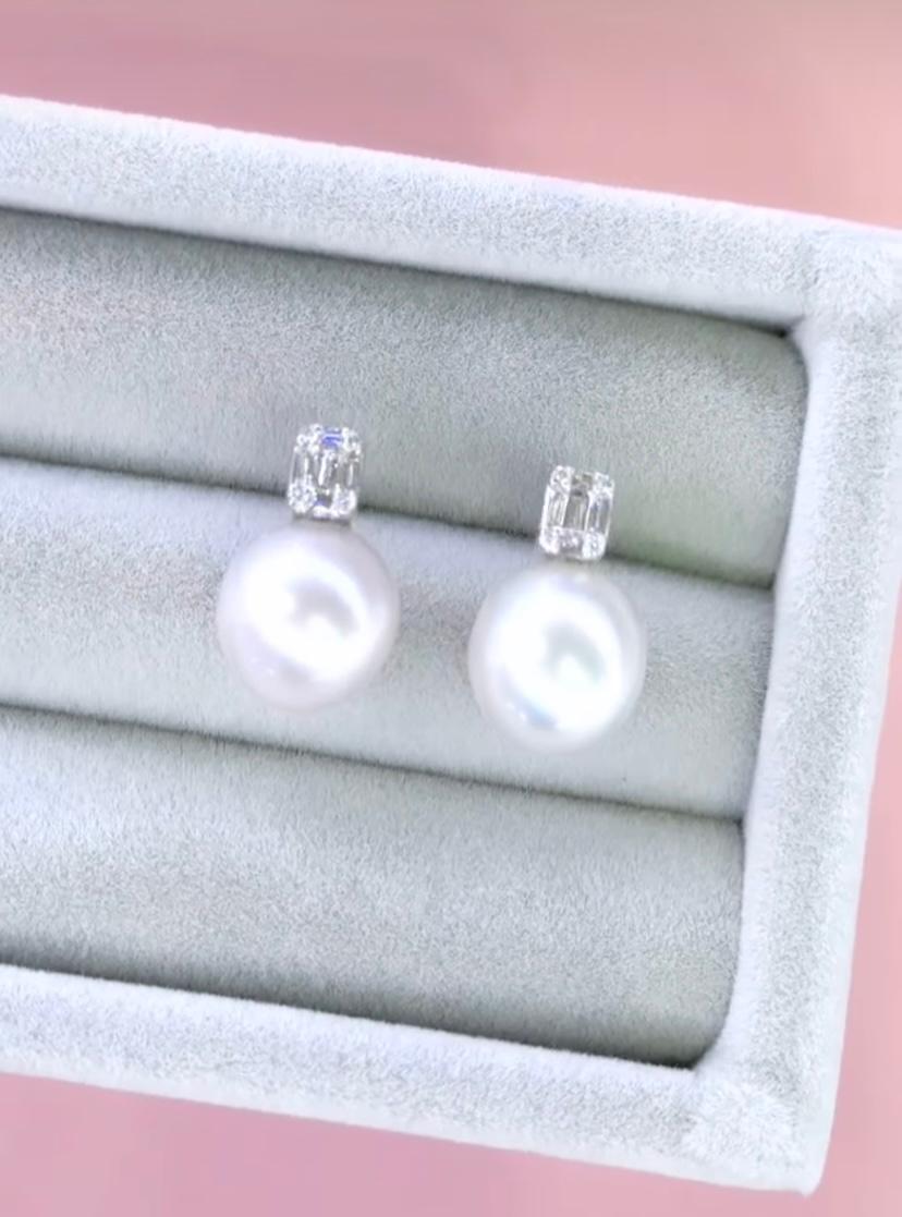 An exquisite South Sea Pearls and Diamonds pair of earrings, so refined and elegant style.
Adorn your look and adds a touch of charm and class on your outfit.Perfect for every days.
Stunning earrings come in 18k gold with 2 pieces of lustrous South