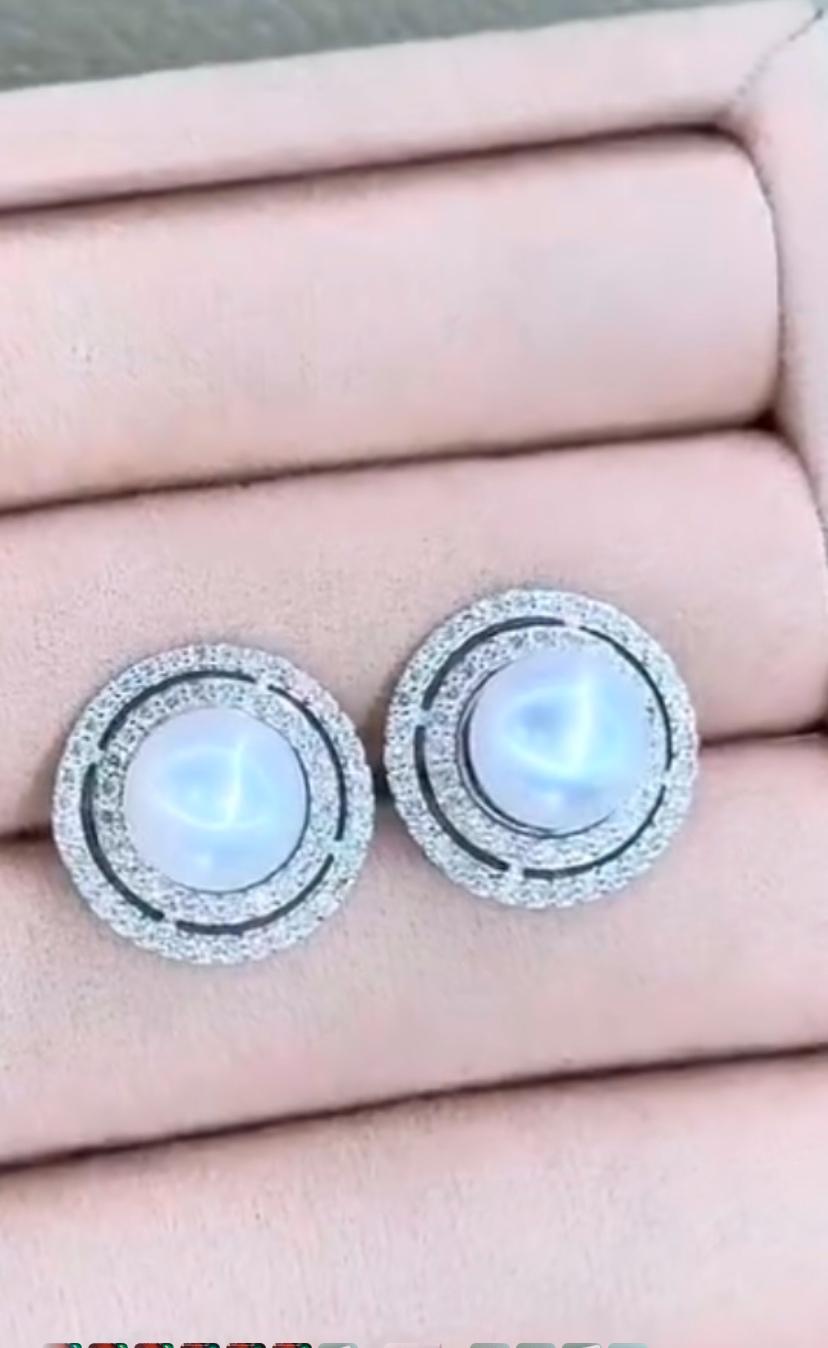 Un esclusivo orecchino con perle dei mari del sud e diamanti, dal design contemporaneo, dallo stile elegante e raffinato.
Le perle incarnano l'eleganza, emanano un fascino delizioso e invitano a una creatività senza fine.
Gli splendidi orecchini