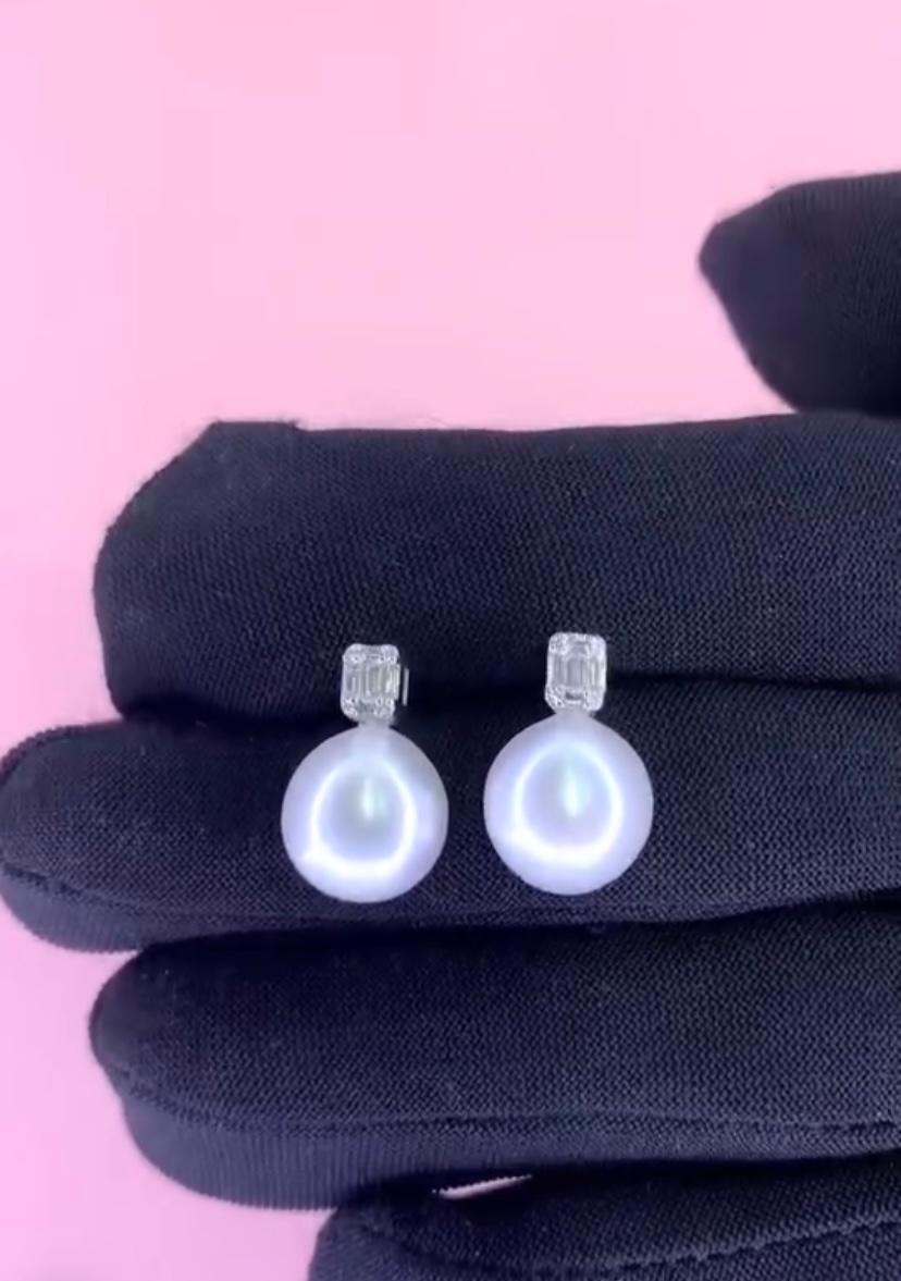 Ein exklusiver Ohrschmuck aus Südseeperlen und Diamanten, in essentiellem Design, so schick und elegant.
Die Verlockung der Perlen ist die perfekte Ergänzung zu Ihrem Alltagsoutfit und verleiht ihm einen Hauch von Eleganz und Anmut.
Atemberaubende