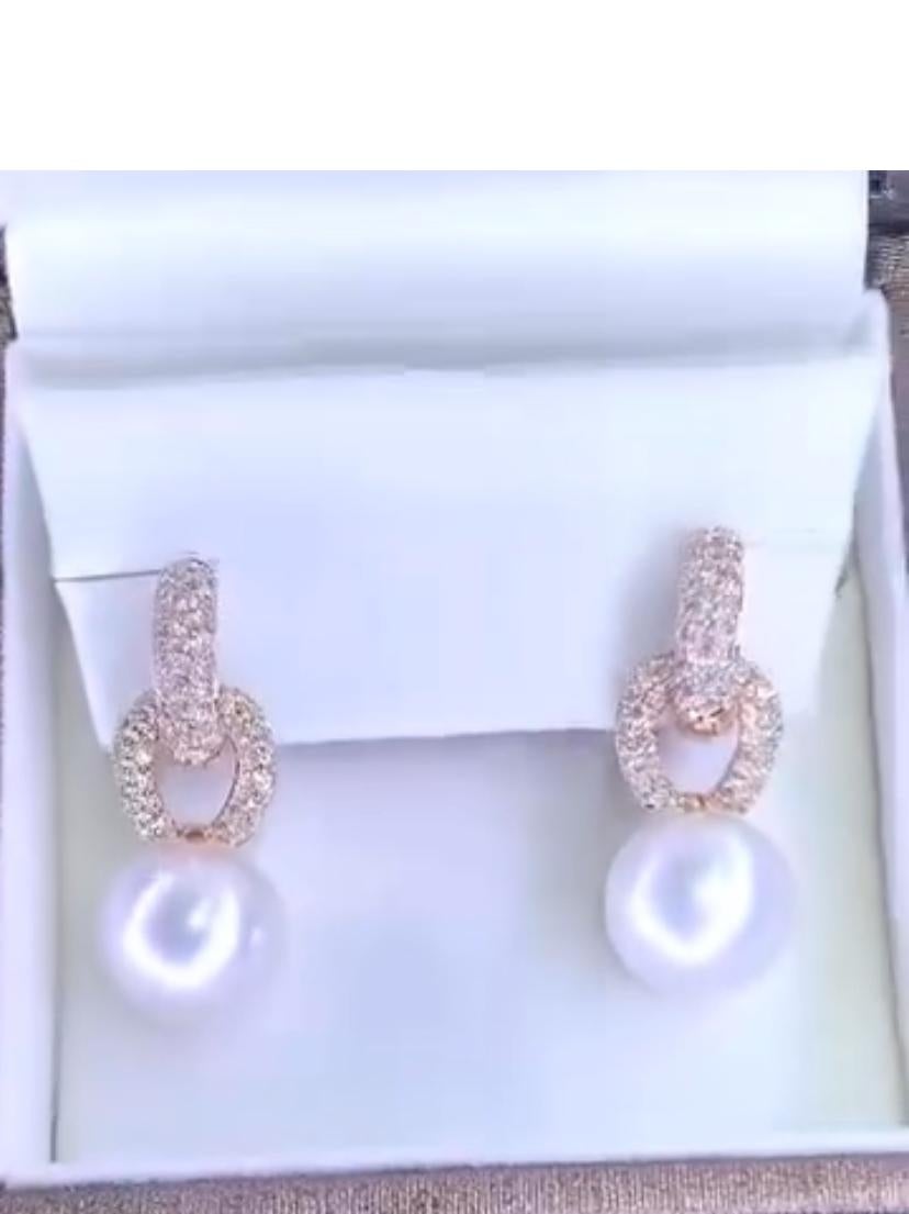 An exclusive South Sea Pearls and Diamonds earrings, in elegant and refined design.
Adorn your look and adds a touch of sophistication on your look.
Stunning earrings come in 18k gold with 2 pieces of lustrous South Sea Pearls of 13mm, extra fine