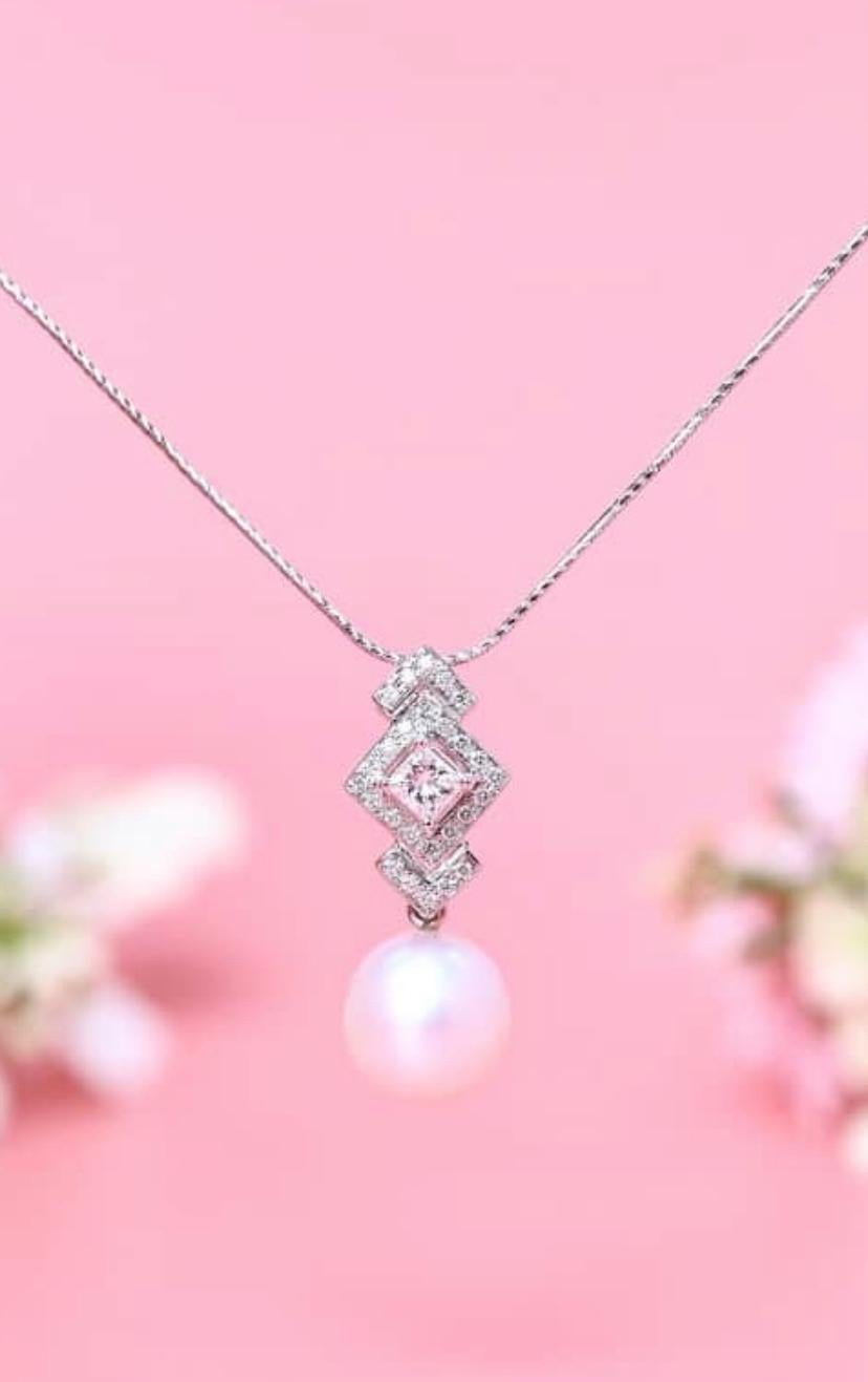 An exquisite South Sea Pearls and Diamonds parure, in a elegant and refined design.
Adorn yourself and add a touch of charm and sophistication on your look,
Stunning parure come in 18k gold with 3 pieces of lustrous South Sea Pearls of 11mm, fine
