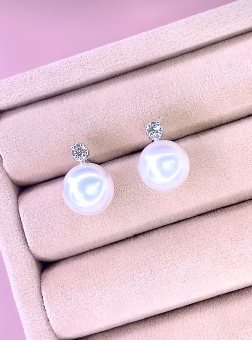 An exquisite South Sea Pearls and Diamonds earrings, in a modern design , so elegant and refined style .
Elevate your timeless of beauty and add a touch of class and charm on your look.
Stunning earrings come in 18k Gold with a lustrous South Sea