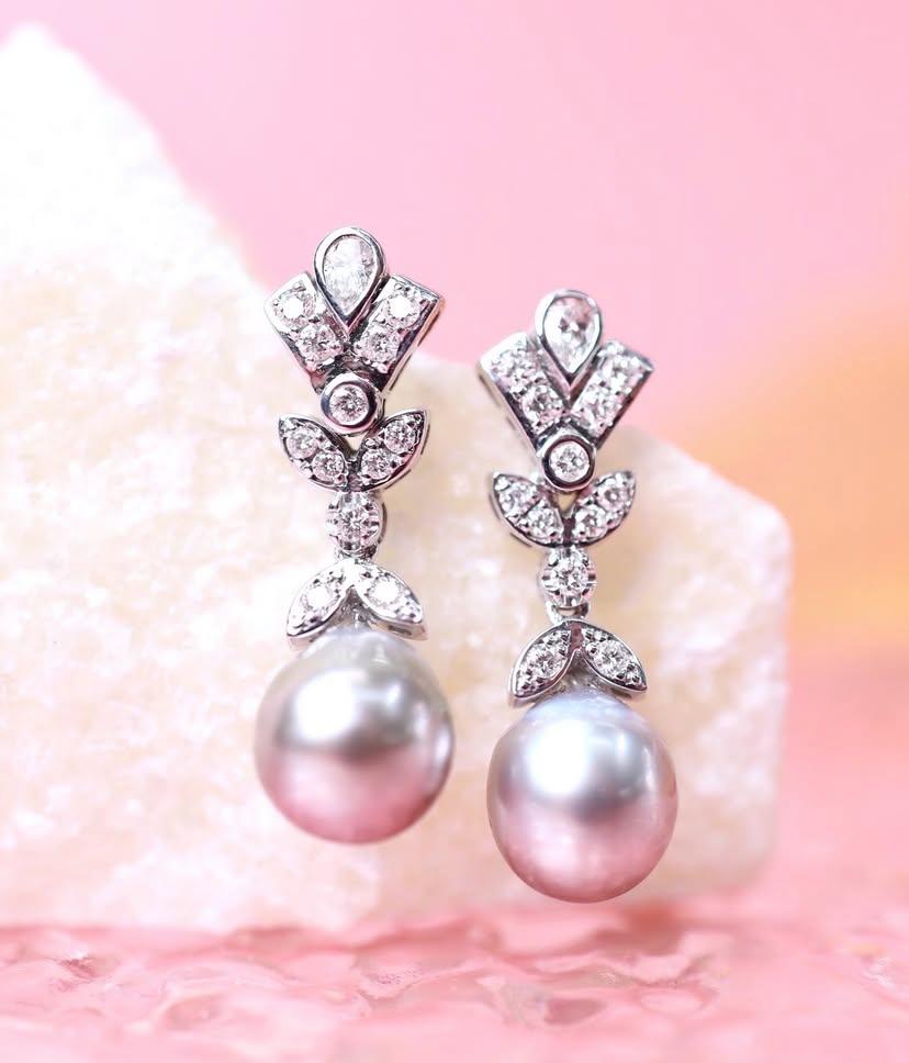 An exquisite South Sea Pearls and Diamonds earrings, in an elegant and refined design.
Adorn yourself and add a touch of charm and class on your look.
Stunning earrings come 18k gold with 2 pieces of lustrous South Sea Pearls 12mm, in perfect shape