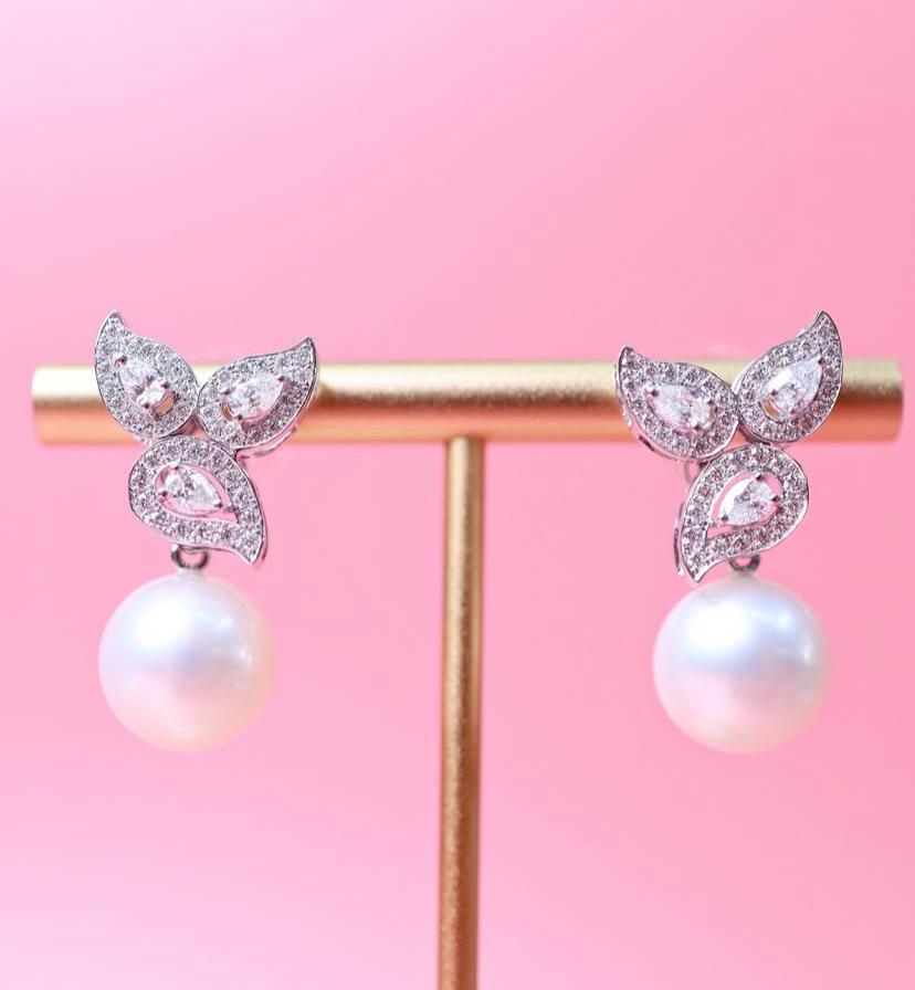 Uno squisito modello con perle dei mari del sud e diamanti dal design particolare e chic, così elegante e raffinato.
Eleva la tua bellezza senza tempo e aggiungi un tocco di charme e raffinatezza al tuo look.
Gli splendidi orecchini sono realizzati