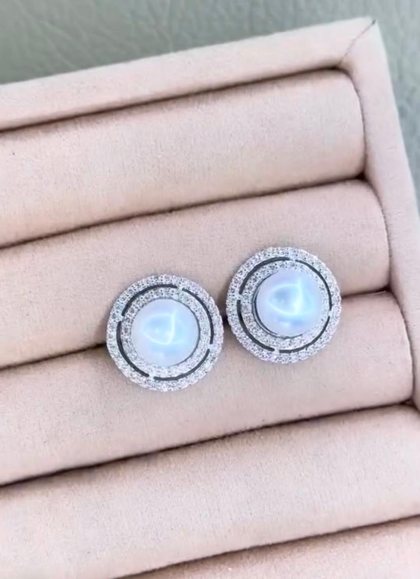 Donna Orecchini in oro 18 carati con perle dei mari del sud certificate GIT e diamanti in vendita