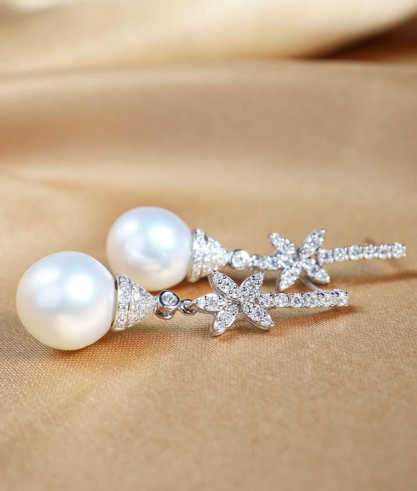Women's GIT Certified South Sea Pearls Diamonds 18K Gold Earrings For Sale