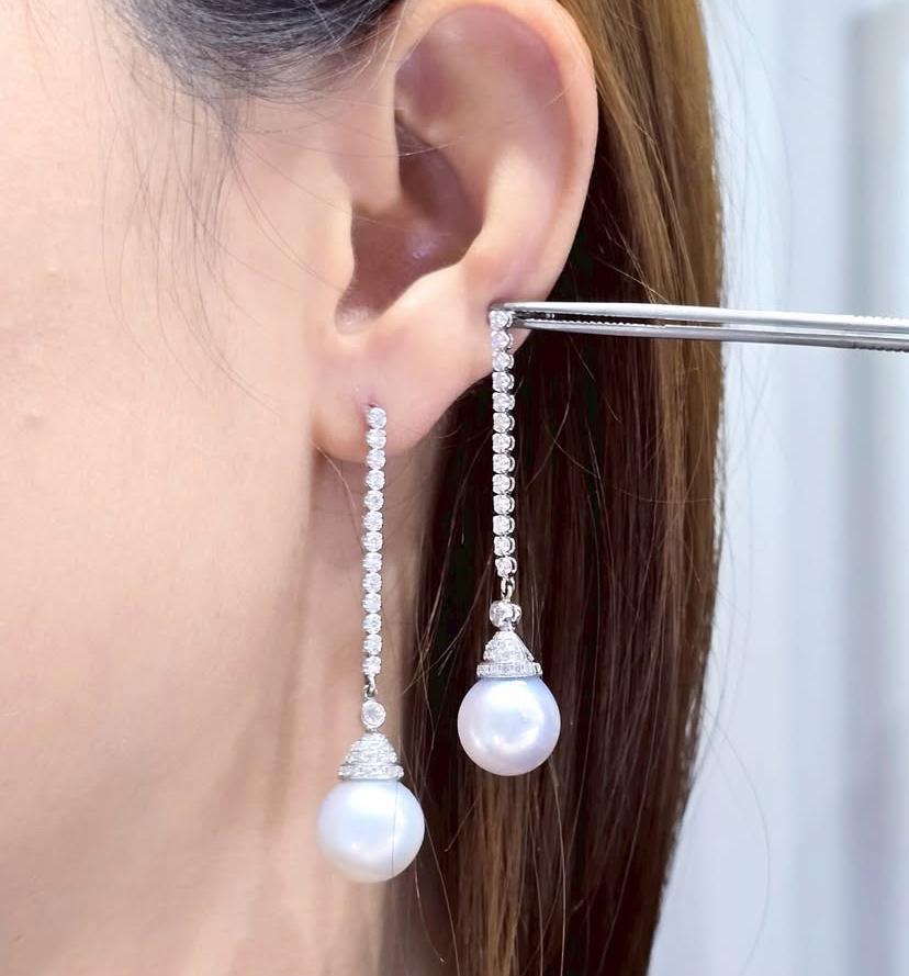 Orecchini in oro 18 carati con perle dei mari del sud certificate GIT e diamanti In condizioni Nuovo in vendita a New Delhi, Delhi