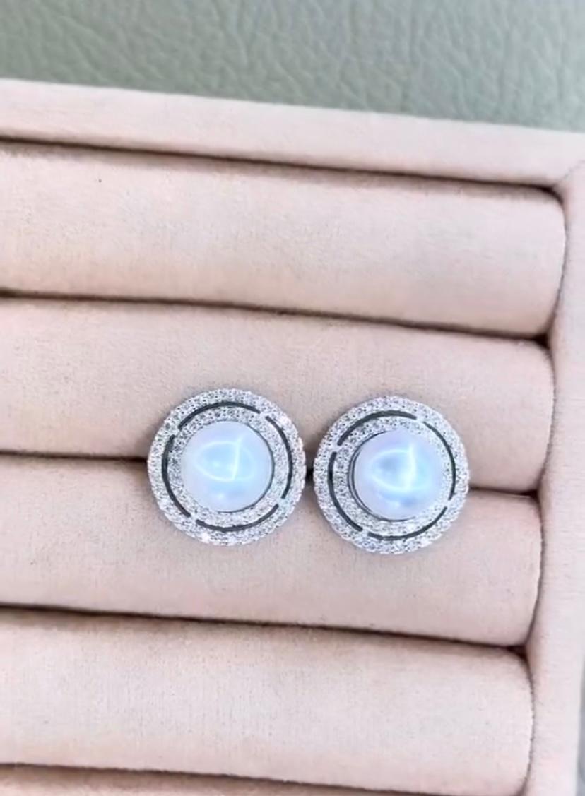 Orecchini in oro 18 carati con perle dei mari del sud certificate GIT e diamanti in vendita 1