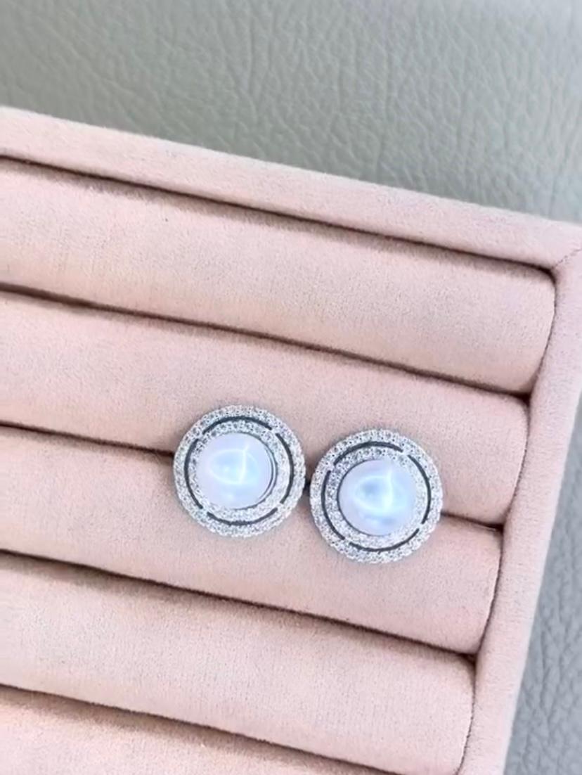 Orecchini in oro 18 carati con perle dei mari del sud certificate GIT e diamanti in vendita 2