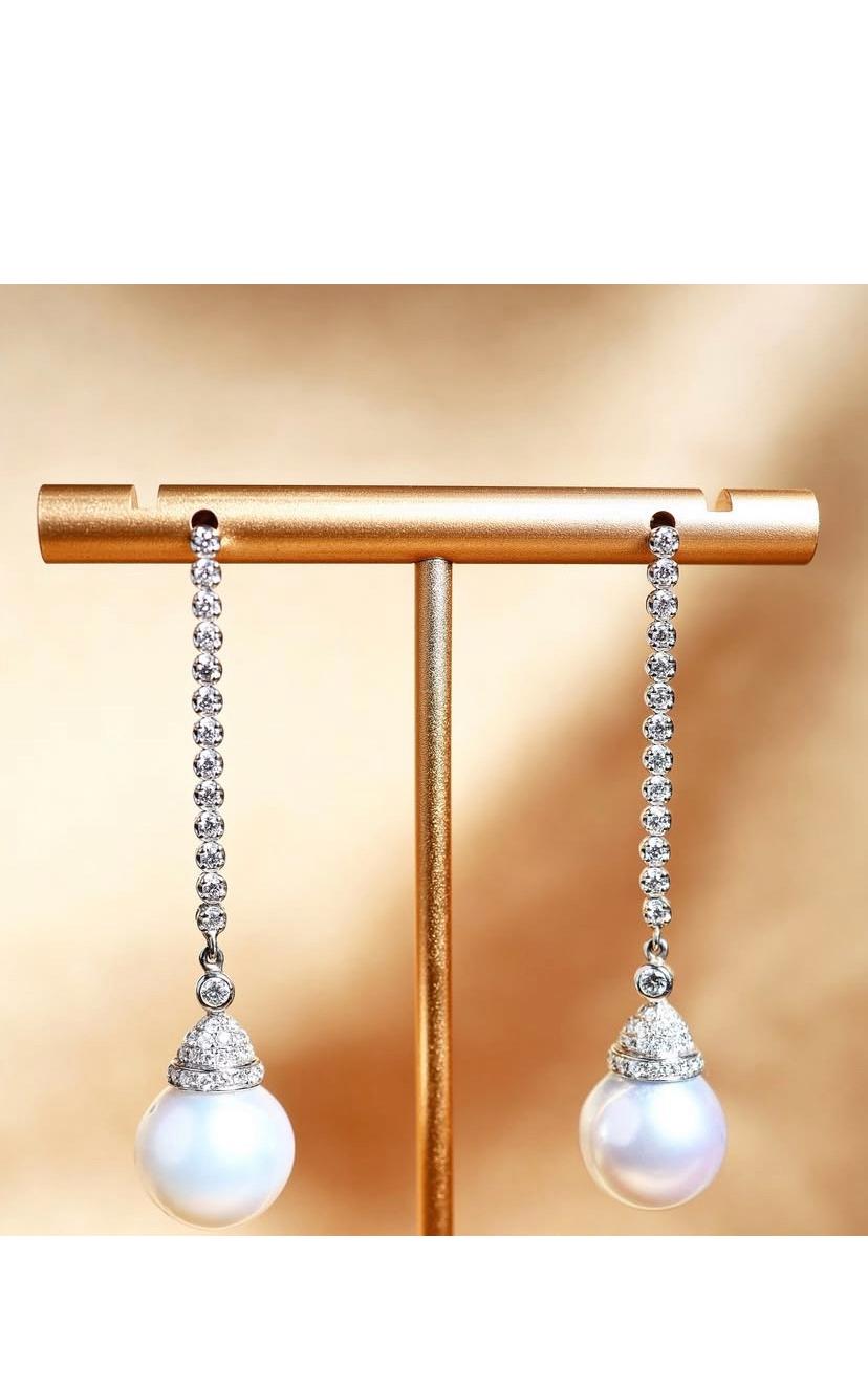 Orecchini in oro 18 carati con perle dei mari del sud certificate GIT e diamanti in vendita 3