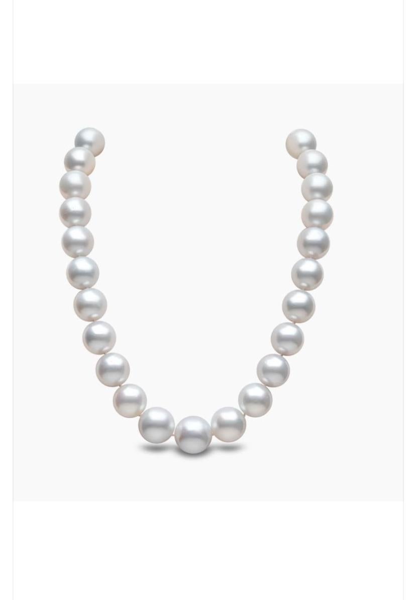 La nostra collezione classica incarna un'eleganza senza tempo.
La nostra collana mette in risalto le squisite Perle Bianche dei Mari del Sud, famose per la loro accattivante lucentezza e per il loro fascino distintivo. Questa collana è un cimelio