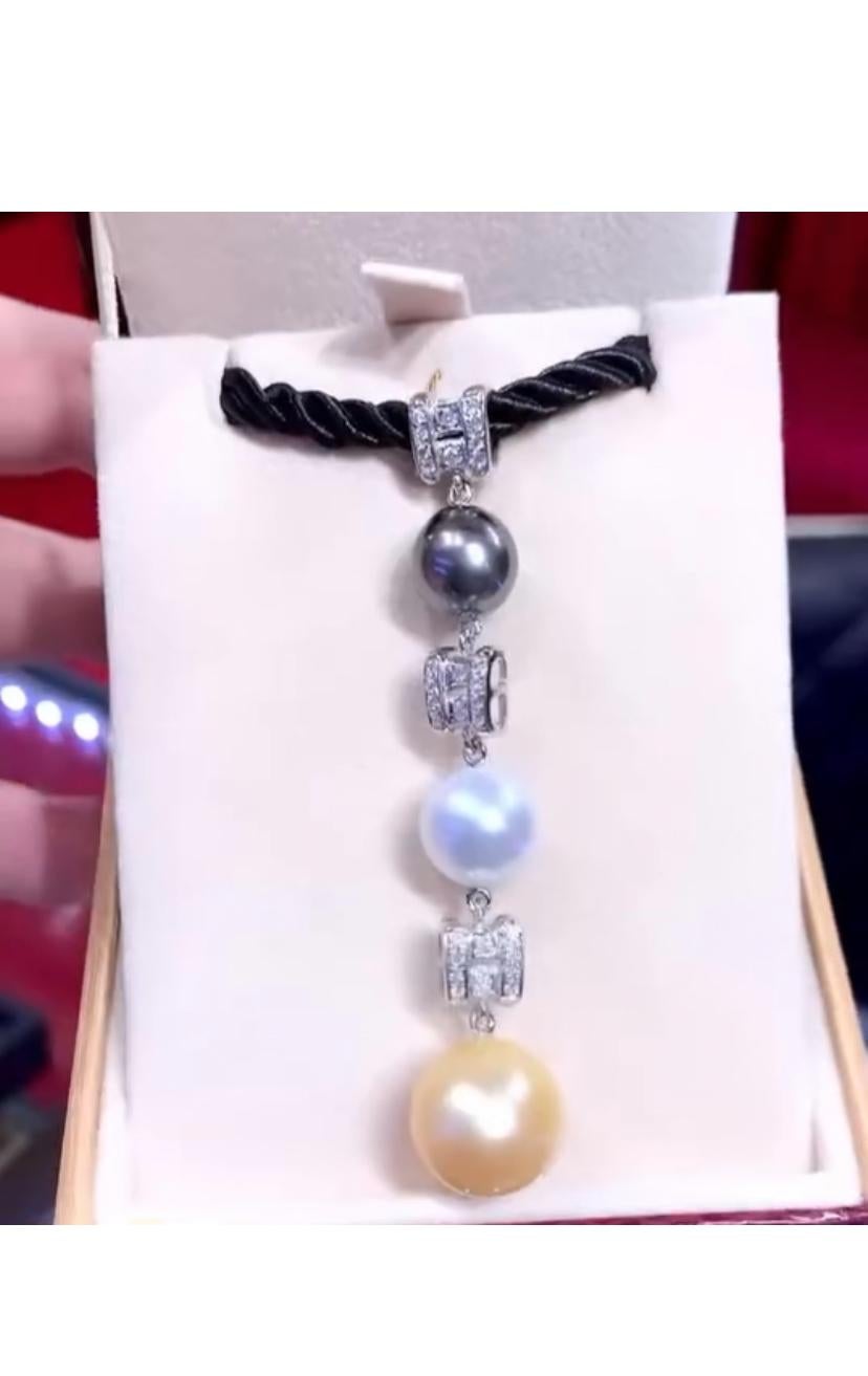 Un esclusivo ciondolo con perle dei mari del sud e diamanti. Il loro aspetto brillante aggiunge un tocco di raffinatezza a qualsiasi gioiello, rendendole perfette per le occasioni speciali. Conosciute per la loro eccezionale rarità, queste perle