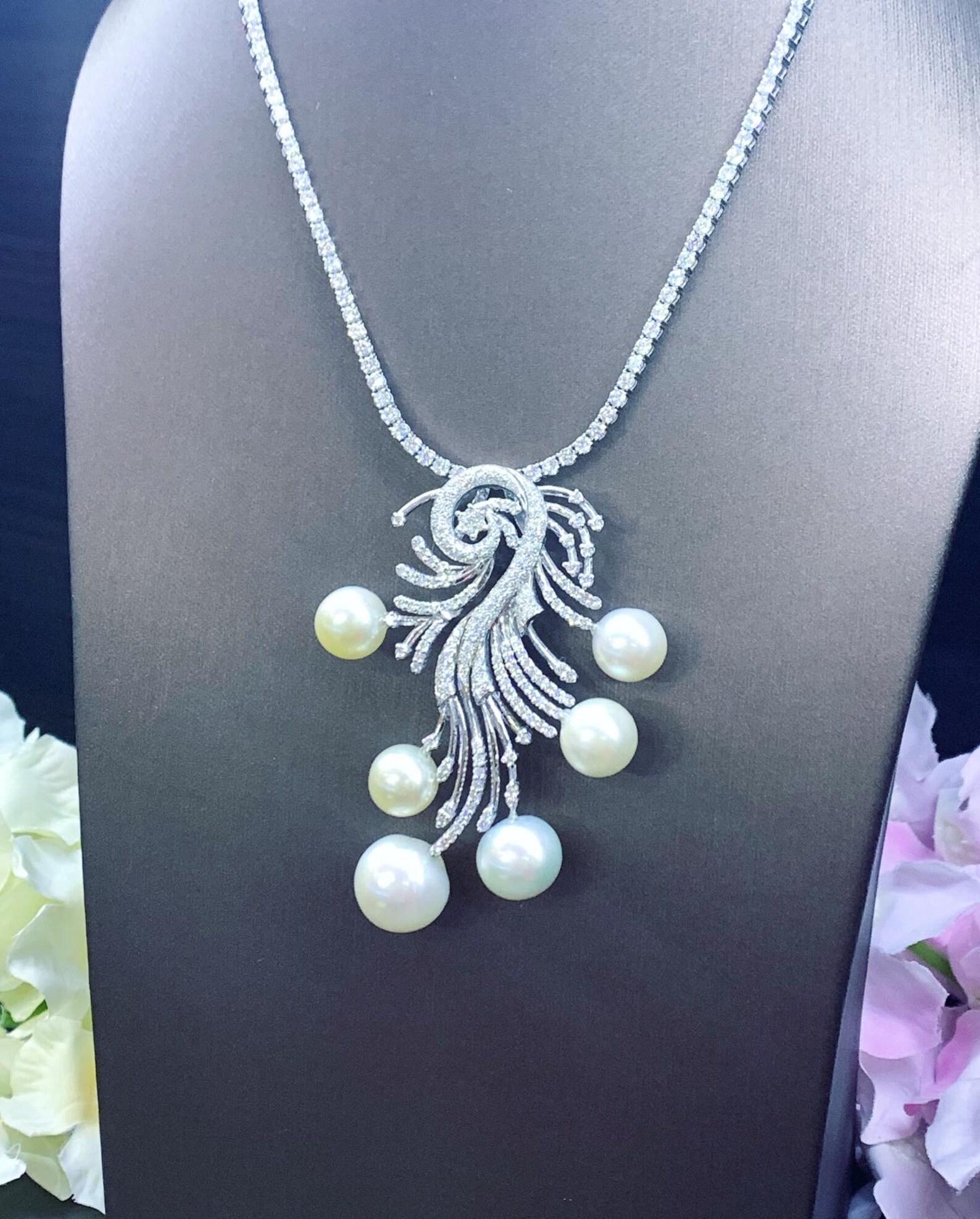 Questo ciondolo con perle e diamanti dei mari del sud è un gioiello mozzafiato che combina senza sforzo eleganza e opulenza.
Il loro aspetto lucido e cremoso aggiunge un tocco di raffinatezza a qualsiasi gioiello, rendendoli perfetti per le
