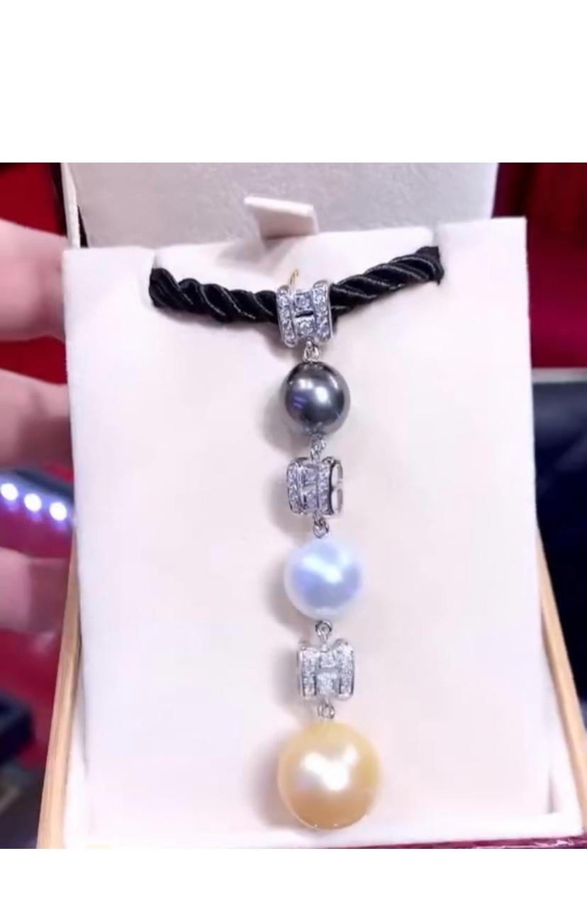 Donna Ciondolo in oro 18k con diamanti e perle dei mari del sud certificate GIT in vendita