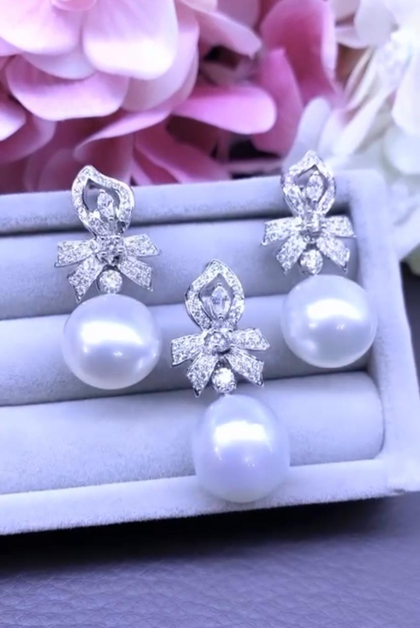 Eine exquisite Perle  Set, bestehend aus Ohrringen und Anhänger, ist der Inbegriff von Eleganz und Raffinesse, perfekt für jeden formellen Anlass oder als zeitlose Ergänzung zu Ihrer Schmucksammlung.
Die schimmernden Perlen werden sorgfältig nach