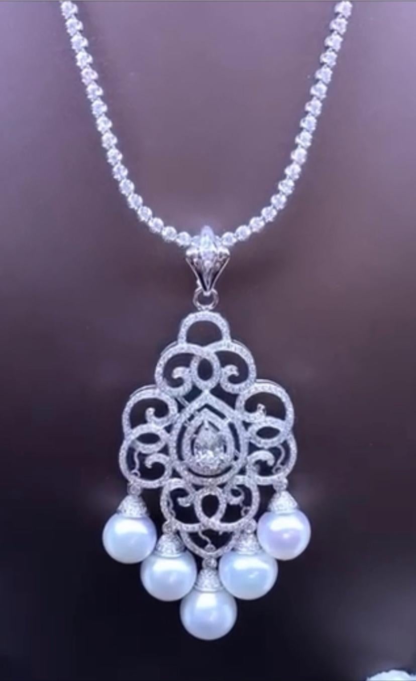 Un pendentif/broche exclusif, au design et au style classiques, un objet d'art luxueux et très élégant. 
Pendentif/Broche en or 18 carats avec 5 perles naturelles des mers du Sud non traitées d'environ 12 mm, de qualité extra fine, et un diamant