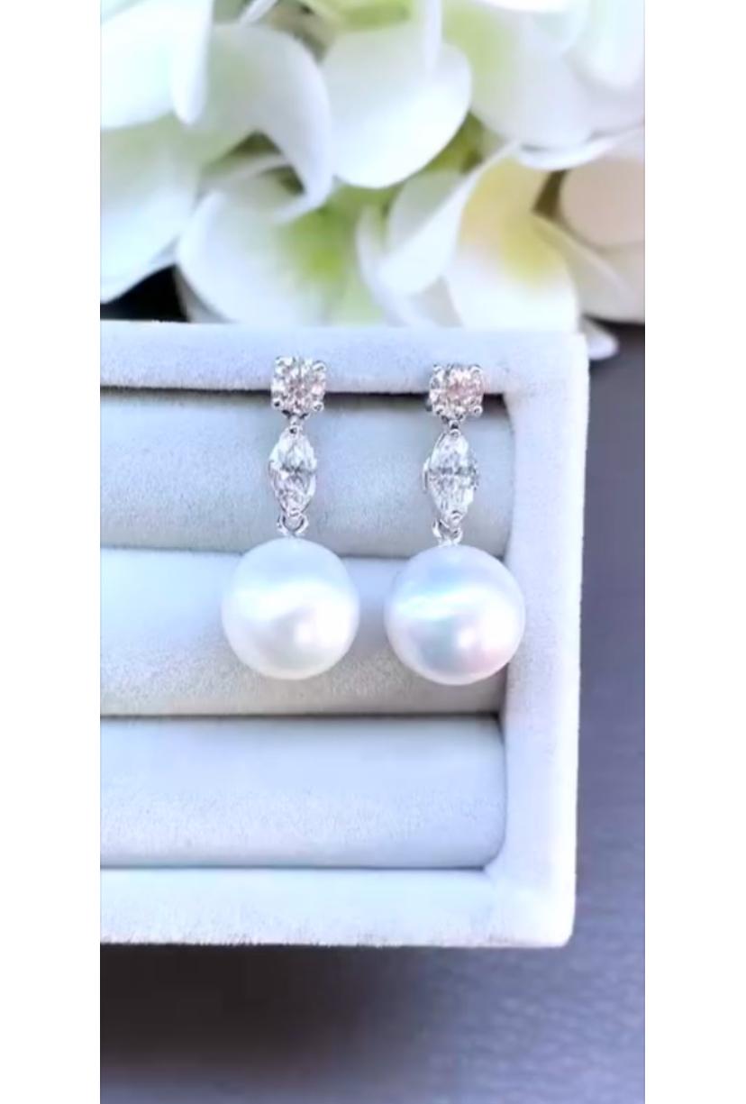 An exclusive South Sea Pearls and Diamonds pair of earrings, so elegant and sophisticated style.
Elevate your timeless of beauty and adds a touch of charm and class on your outfit.
Stunning earrings come in 18k gold with a lustrous South Sea Pearls