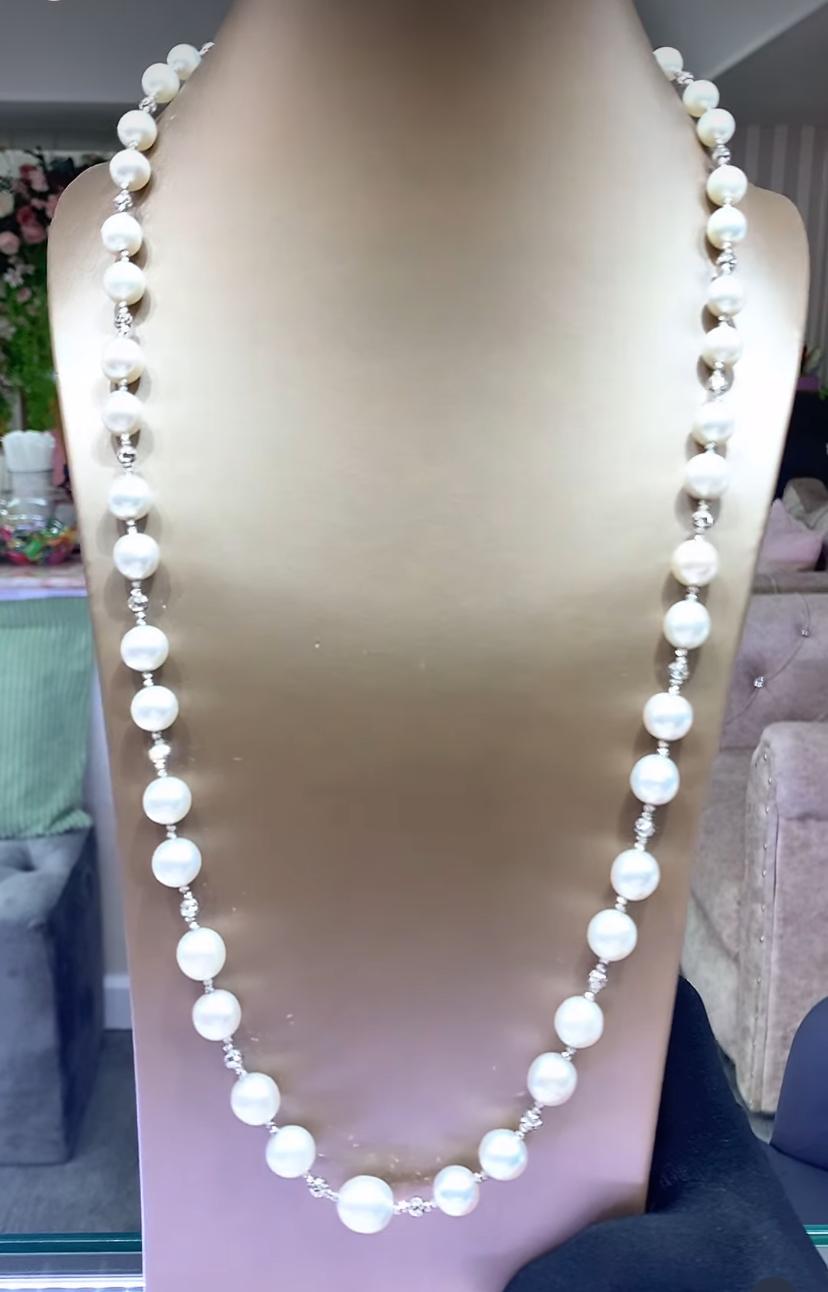 Una squisita collana lunga di perle bianche dei mari del sud.
Le perle incarnano l'eleganza, emanano un fascino delizioso e invitano a una creatività senza fine.
Forse un lungo filo di perle completerebbe perfettamente il tuo ensemble quotidiano,