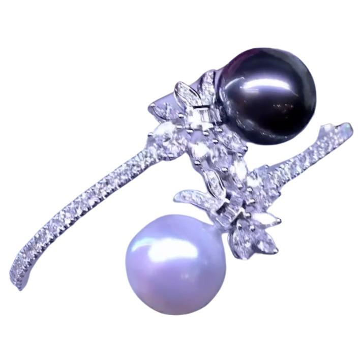 An exclusive fashion bracelet, so glamour, original design and style, very sophisticated, by Italian jewelry designer.
Bracelet come in 18K gold with a untreated South Sea Pearl, luxurious quality, extra fine, and a untreated Tahitian Pearl, extra