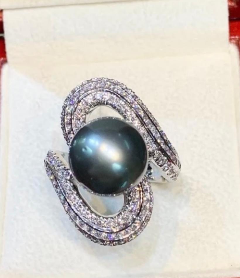 Incredibile anello con perle di Tahiti e diamanti.
Le perle di Tahiti sono facilmente distinguibili per il colore scuro del corpo e spesso presentano sfumature iridescenti incredibilmente colorate sulla superficie.
L'incredibile e perfetto