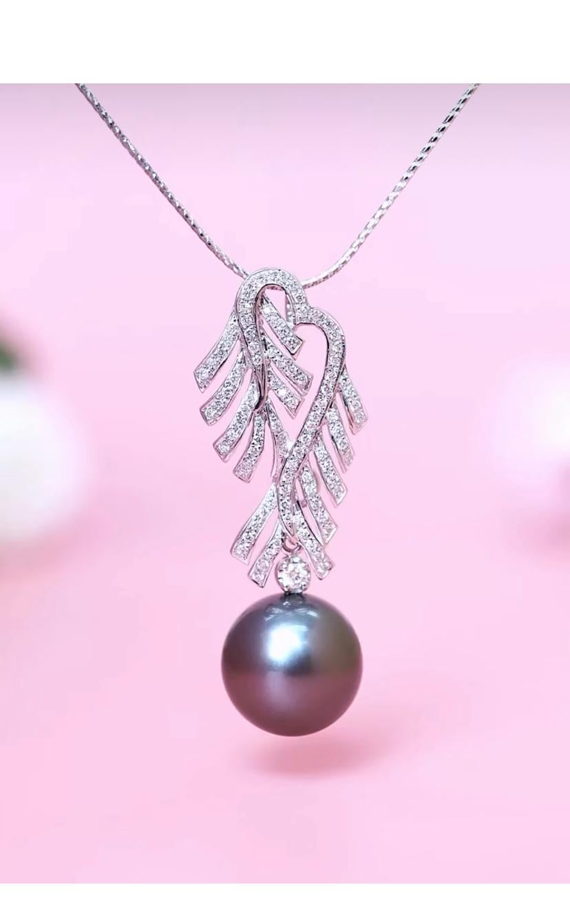 An exclusive Tahitian Pearl and Diamonds pendant in a elegant and refined design, so particular style.
Elevate your timeless of beauty and add a touch of class and charm on your look.
Stunning earrings come in 18k gold with a lustrous Pearl of 13mm,