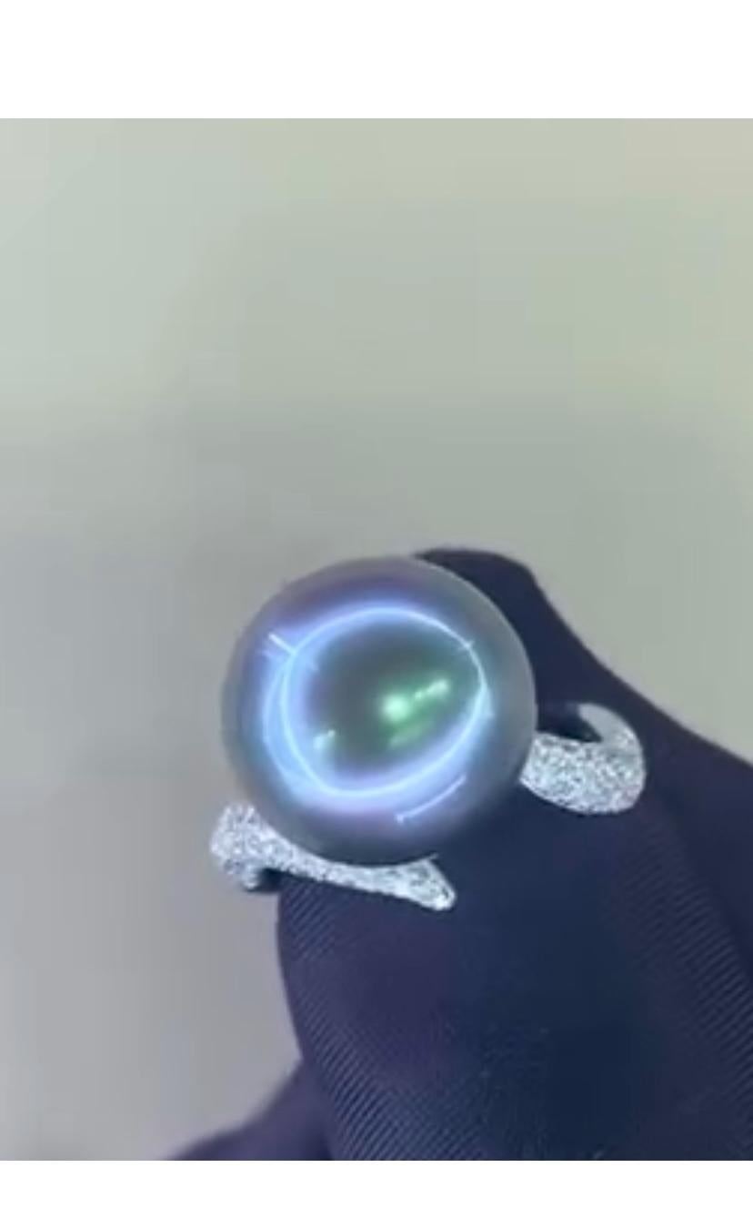 An exquisite Thaitian Pearl and Diamonds ring, in contemporary design, so elegant and refined style.
Elevate your timeless of beauty and add a touch of charm and sophistication on your look.
Stunning ring come in 18k gold with a lustrous Thaitian