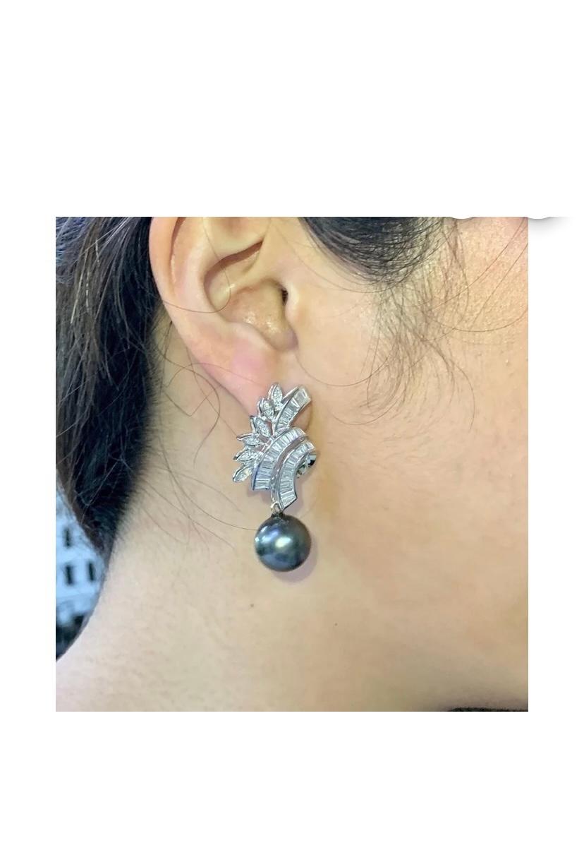 An exclusive Tahitian and Diamonds pair of earrings.
The exquisite craftmanship evident from the Tahitian Pearls at the end , which add a vibrant intense dark color and create a striking contrast with scintillating diamonds, reflecting unparalleled