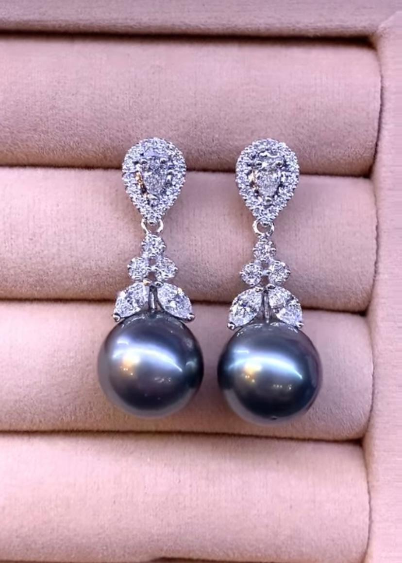 Un esclusivo paio di orecchini con perle di Tahiti e diamanti. 
Realizzato con un'attenzione meticolosa ai dettagli e al design. Eleva il tuo look e aggiungi un tocco di glamour e charme al tuo look.
Gli splendidi orecchini sono realizzati in oro 18