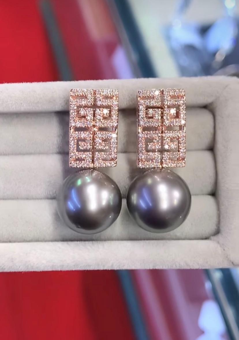 An exclusive Tahitian Pearls and Diamonds earrings, in contemporary design, so elegant and refined design, so unique and unconventional style. Elevate your timeless of beauty and add a touch of color and brilliance on your look.
Stunning earrings