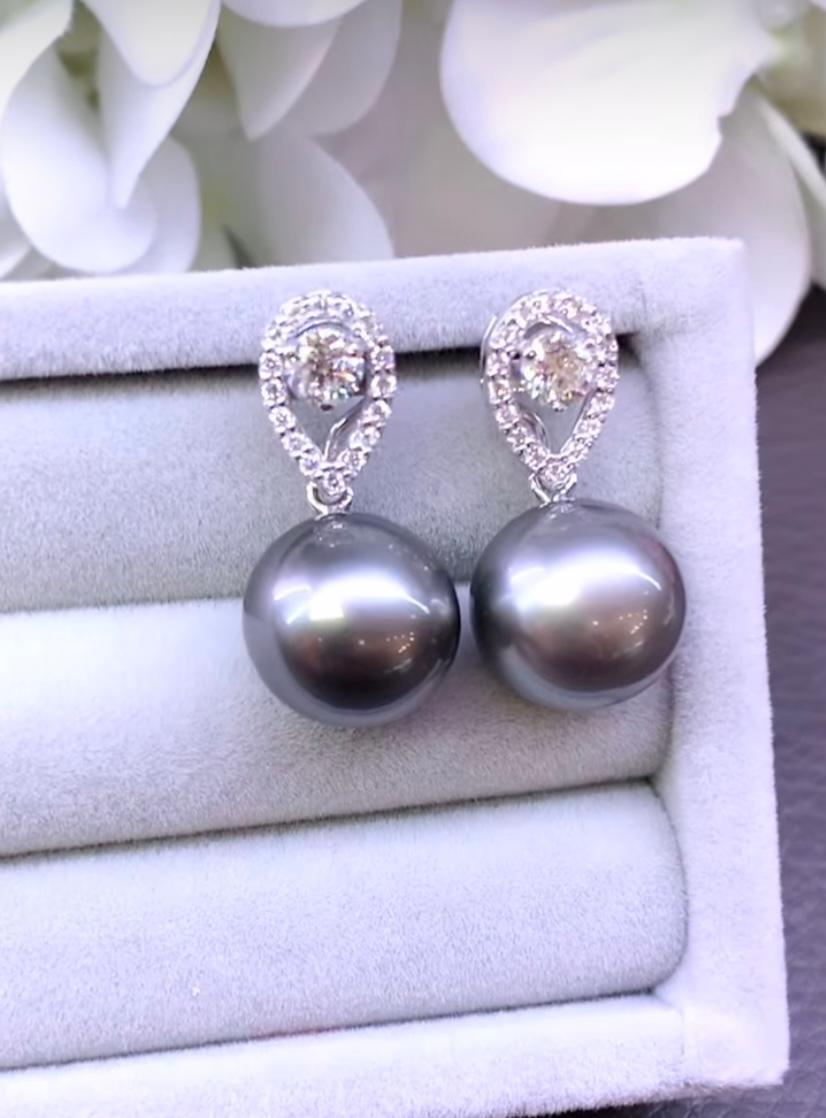 Un esclusivo paio di orecchini con perle di Tahiti e diamanti, dal design elegante e raffinato.
Le perle emanano una bellezza senza tempo e aggiungono un tocco di classe al tuo look.
Gli splendidi orecchini sono realizzati in oro 18 carati con 2