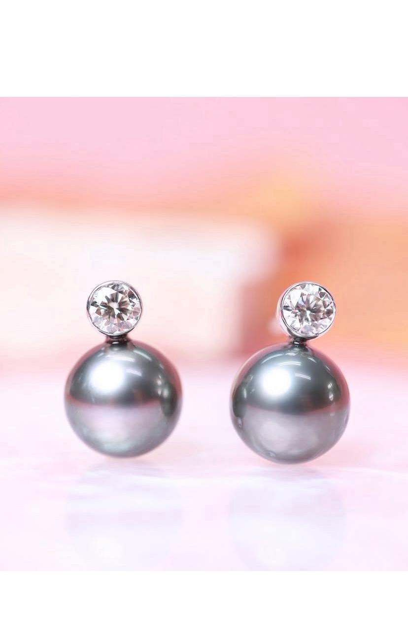 Un paio di squisiti orecchini con perle di Thaiti e diamanti, dal design contemporaneo, dallo stile elegante e raffinato.
Eleva la tua bellezza senza tempo e aggiungi un tocco di charme e raffinatezza al tuo look.
Gli splendidi orecchini sono