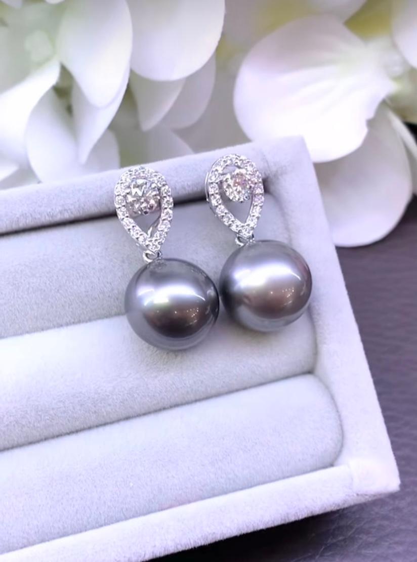 Donna Orecchini in oro 18K con perle di Tahiti e diamanti certificati GIT in vendita